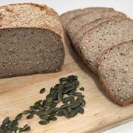 כוסמת ירוקה טרום מונבטת, סיבים תזונתיים(פסיליום), גרעיני חמניה, גרעיני דלעת, שום, מלח הימלאי