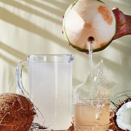 לשתיה ומאכל. תאילנד. גידול אורגני - טבול בדונג להארכת חיי מדף