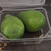 קליפה חלקה וצרת אגס. צבע ירוק בהיר. פיתוח ישראלי. ללא ריסוס על הפרי