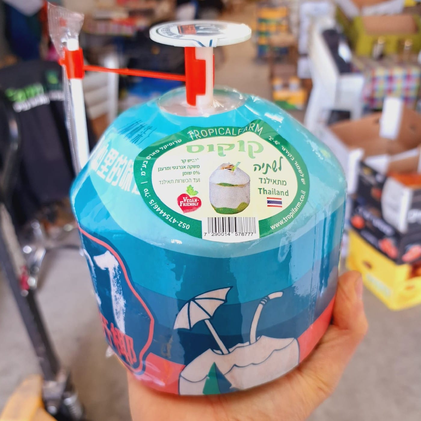 קוקוס לשתיה עם קש