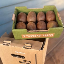 נקטפים קשים. להבשלה מהירה - לשים בשקית עם תפוח. קיווי מתוק מלא ויטמין סי. חיוב לפי משקל. גדל